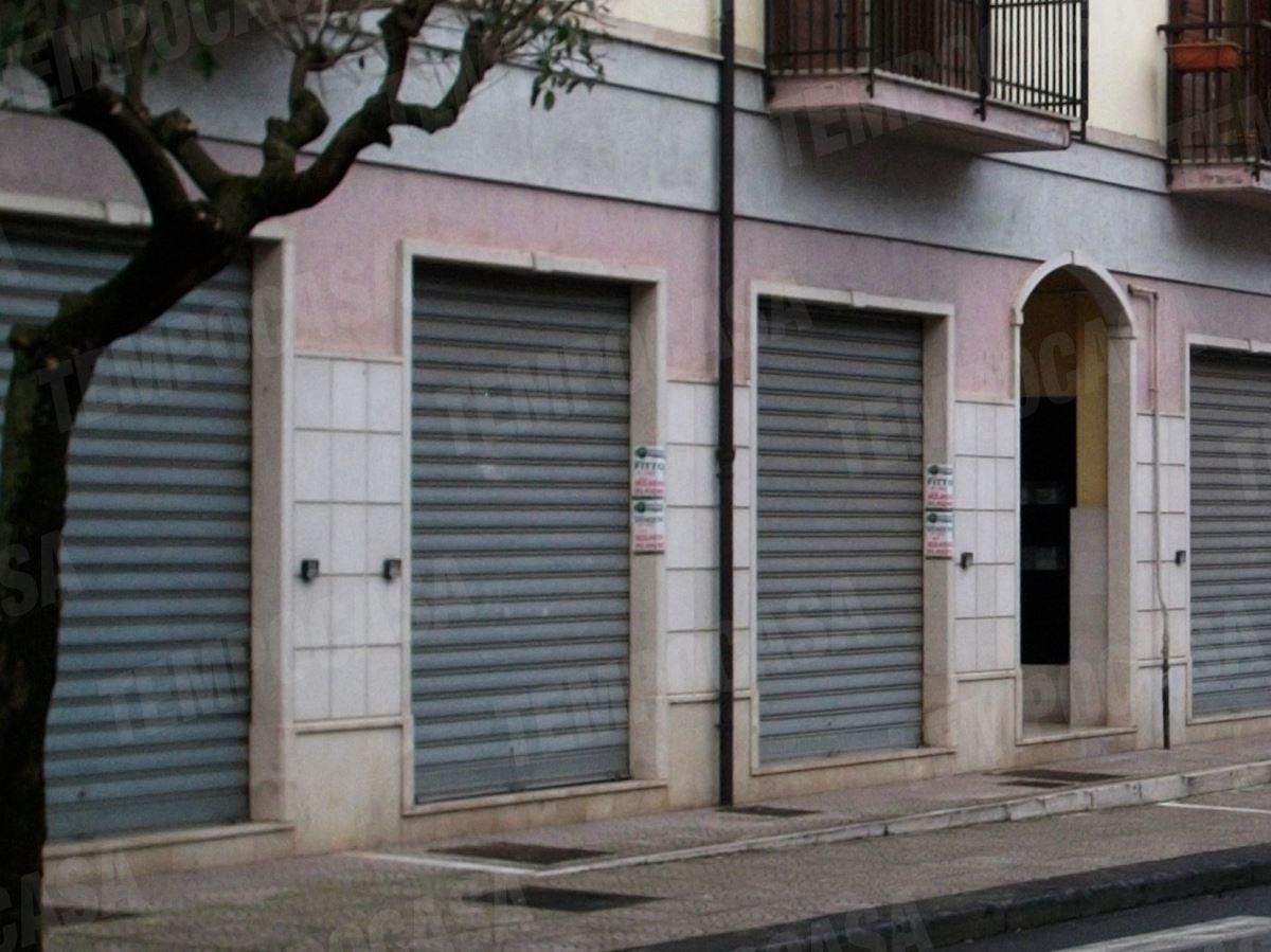 Negozio in Via Francesco Tedesco, Avellino, {3} - Foto 1