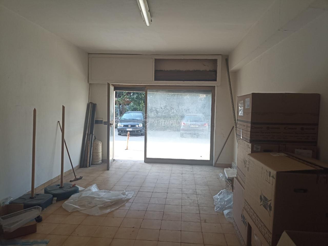 Negozio in Via Nazionale 326/a, Mercogliano, {3} - Foto 2