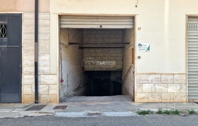 Garage or car box in Via Japigia 17, Conversano - Photo 1