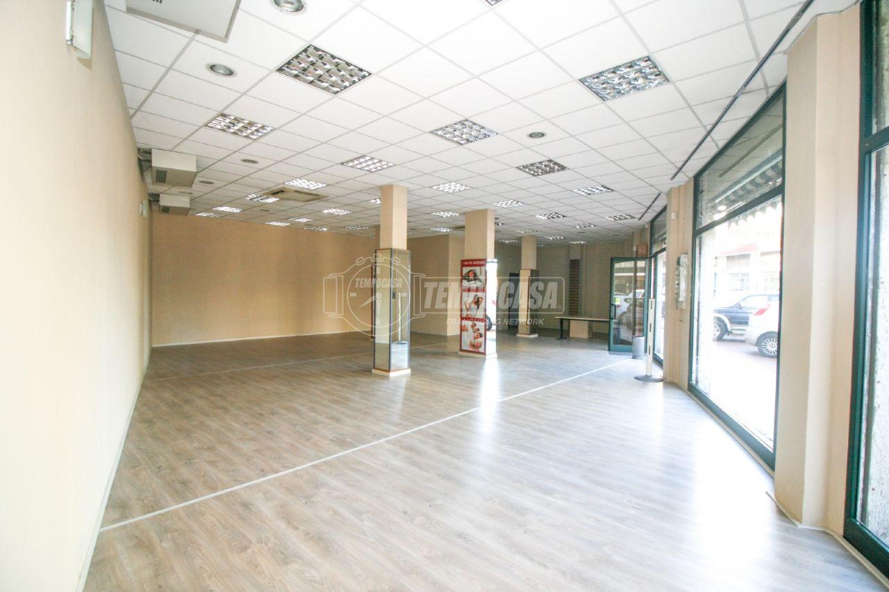 Negozio in Via Martiri della Resistenza, Ancona - Foto 1