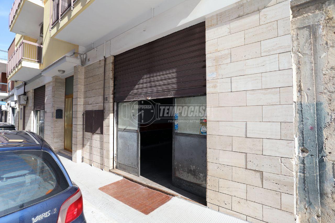 Negozio in Via Luigi Settembrini 18, Triggiano - Foto 1