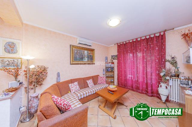 3-room flat in Via degli Orti, Pero - Photo 1