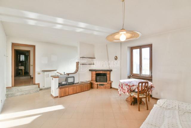 4-room flat in Via Ceriani, Erba - Photo 1