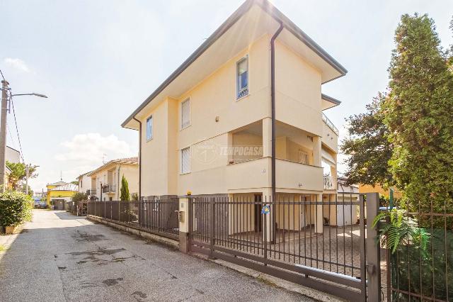 Detached house in Via Sondrio, Gallarate - Photo 1