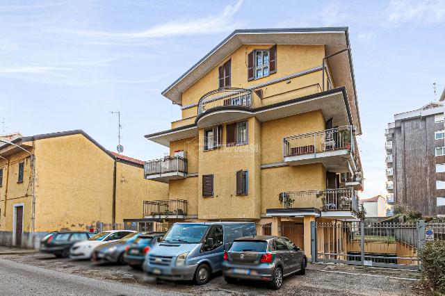 4-room flat in Via Alessandro Volta, Gallarate - Photo 1