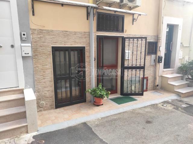 Detached house in Vico Cesare Battisti 3, Adelfia - Photo 1