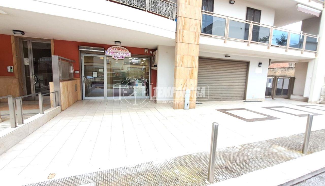 Negozio in Via Conella 5/V, Adelfia, {3} - Foto 1
