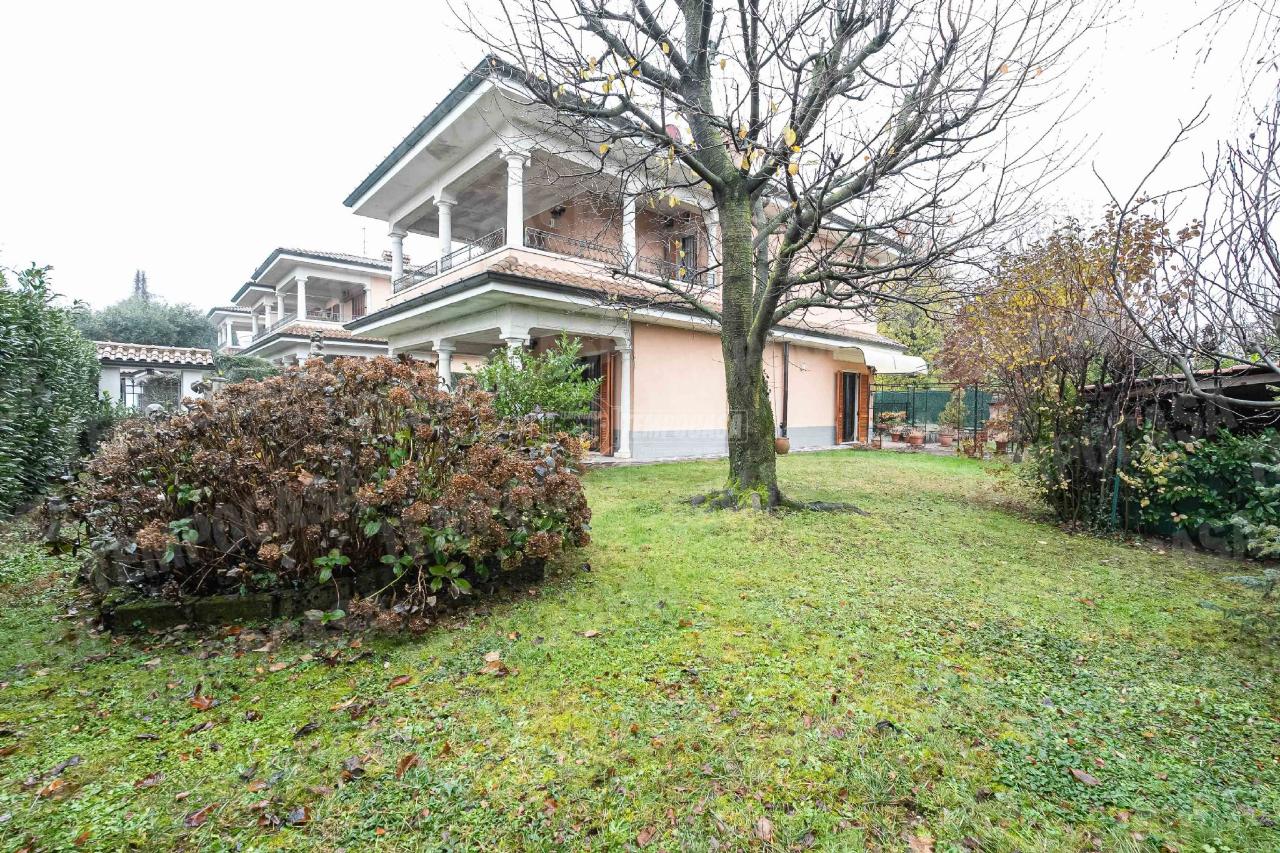 Villa in vendita a Carugo