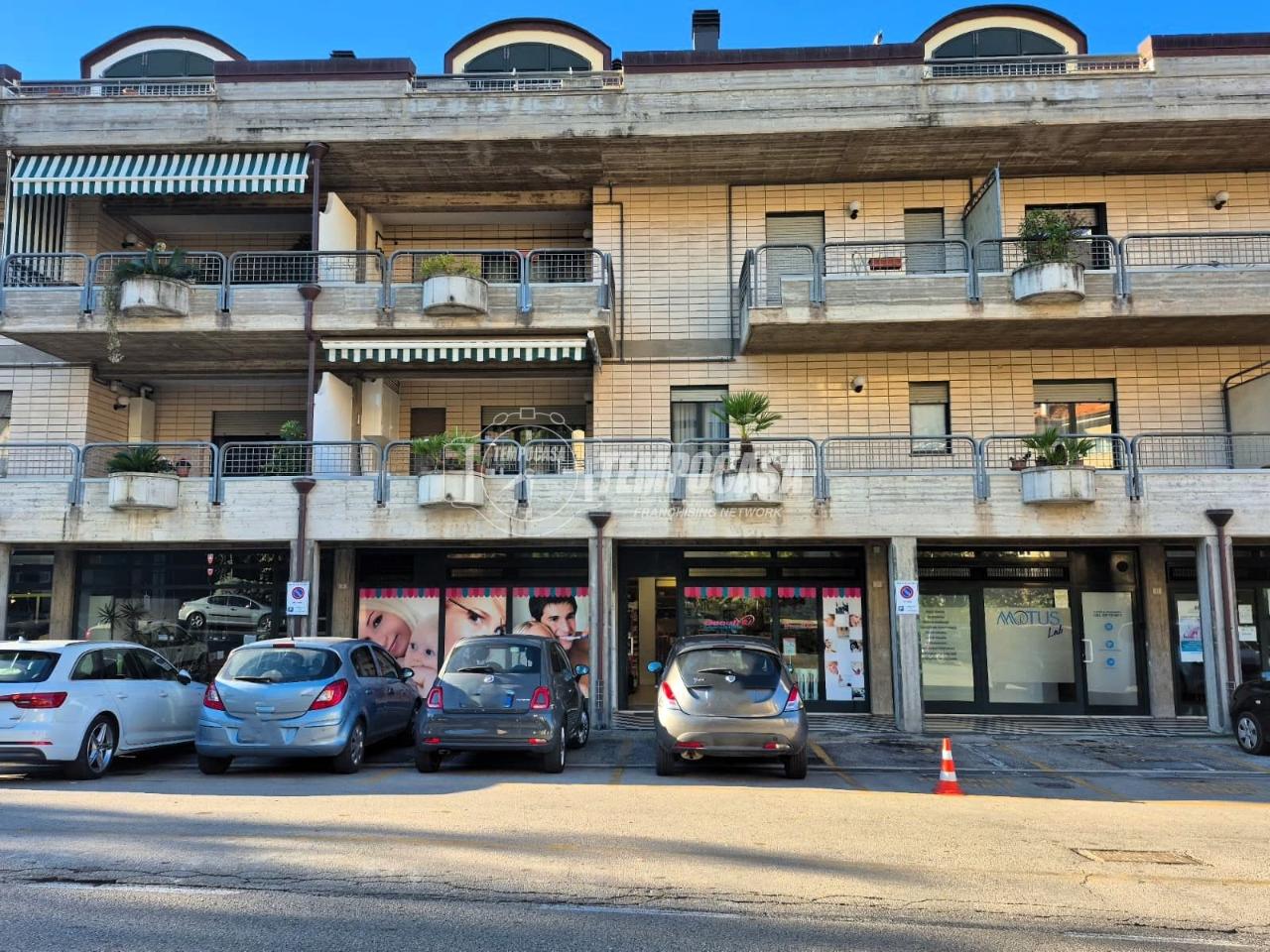 Negozio in Via XXV Aprile 10, Fermo, {3} - Foto 1