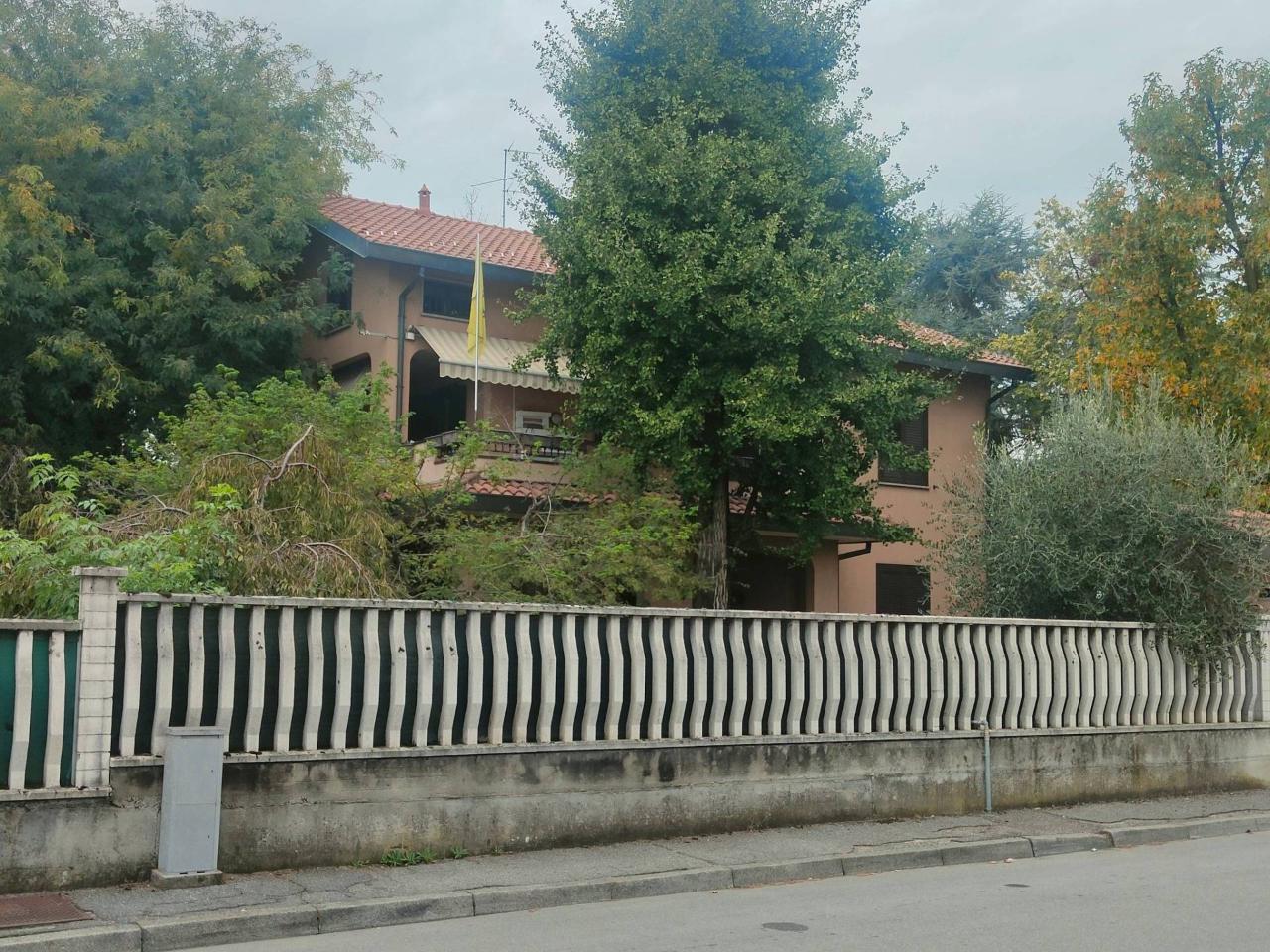 Villa in vendita a Pessano Con Bornago