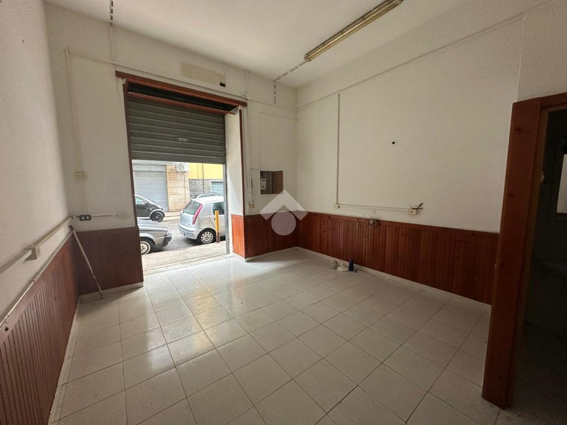 Negozio in Via Monte Bianco 26, Napoli, {3} - Foto 2