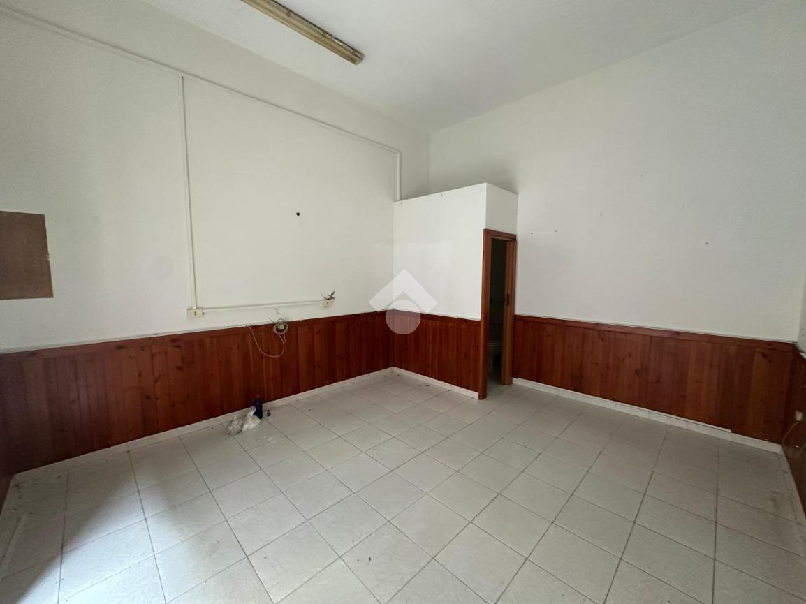 Negozio in Via Monte Bianco 26, Napoli, {3} - Foto 1