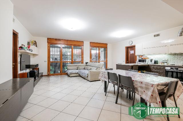 4-room flat in Viale Martesana 169, Vimodrone - Photo 1