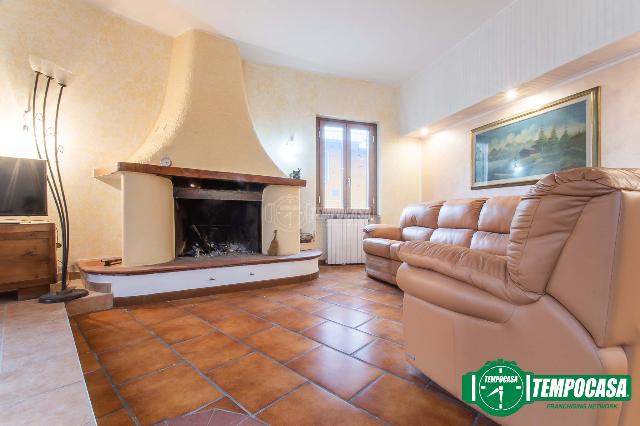 4-room flat in Via Valli, Garbagnate Milanese - Photo 1