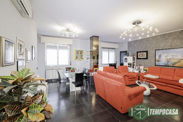 4-room flat in Via Mattei, San Donato Milanese - Photo 1