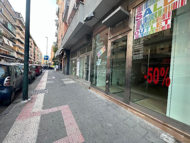 Geschäft in Viale Cavalleggeri d'Aosta, Napoli - Foto 1