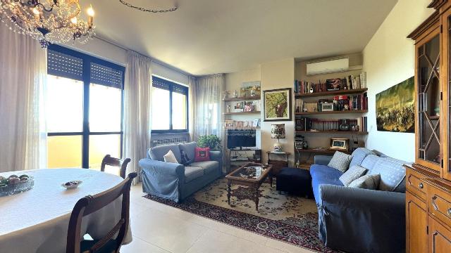 Penthouse in Viale Pietro Toselli, Legnano - Photo 1