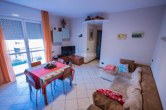 3-room flat in Via Alcide De Gasperi 84, Merate - Photo 1