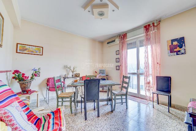 3-room flat in Via Cavour, Varano Borghi - Photo 1