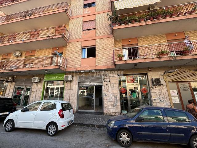 Geschäft in Via Eduardo Nicolardi 79, Napoli - Foto 1