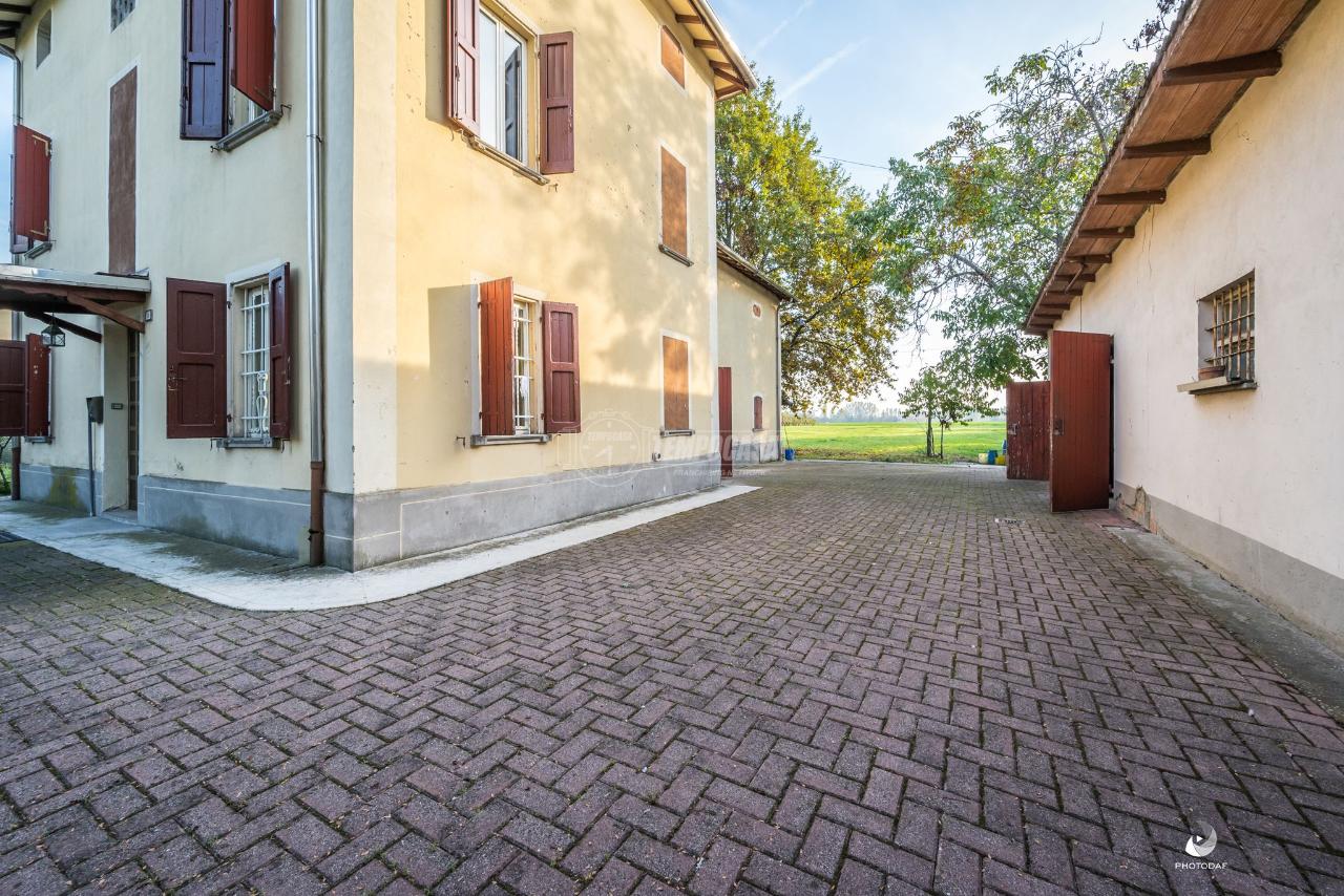 Casa colonica in vendita a Reggio Emilia