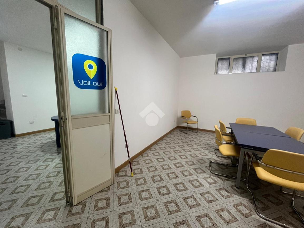 Ufficio in Via Vittorio Veneto 21, Sant'Antimo, {3} - Foto 1