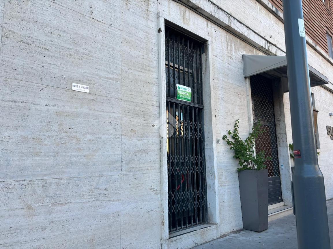 Negozio in V.Le Umberto I 20, Latina, {3} - Foto 2