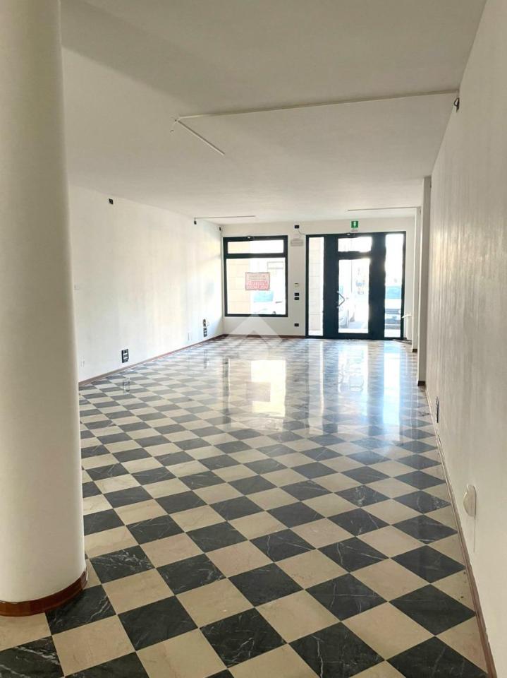 Negozio in Piazza Mauro Sordi 3, Spresiano - Foto 1