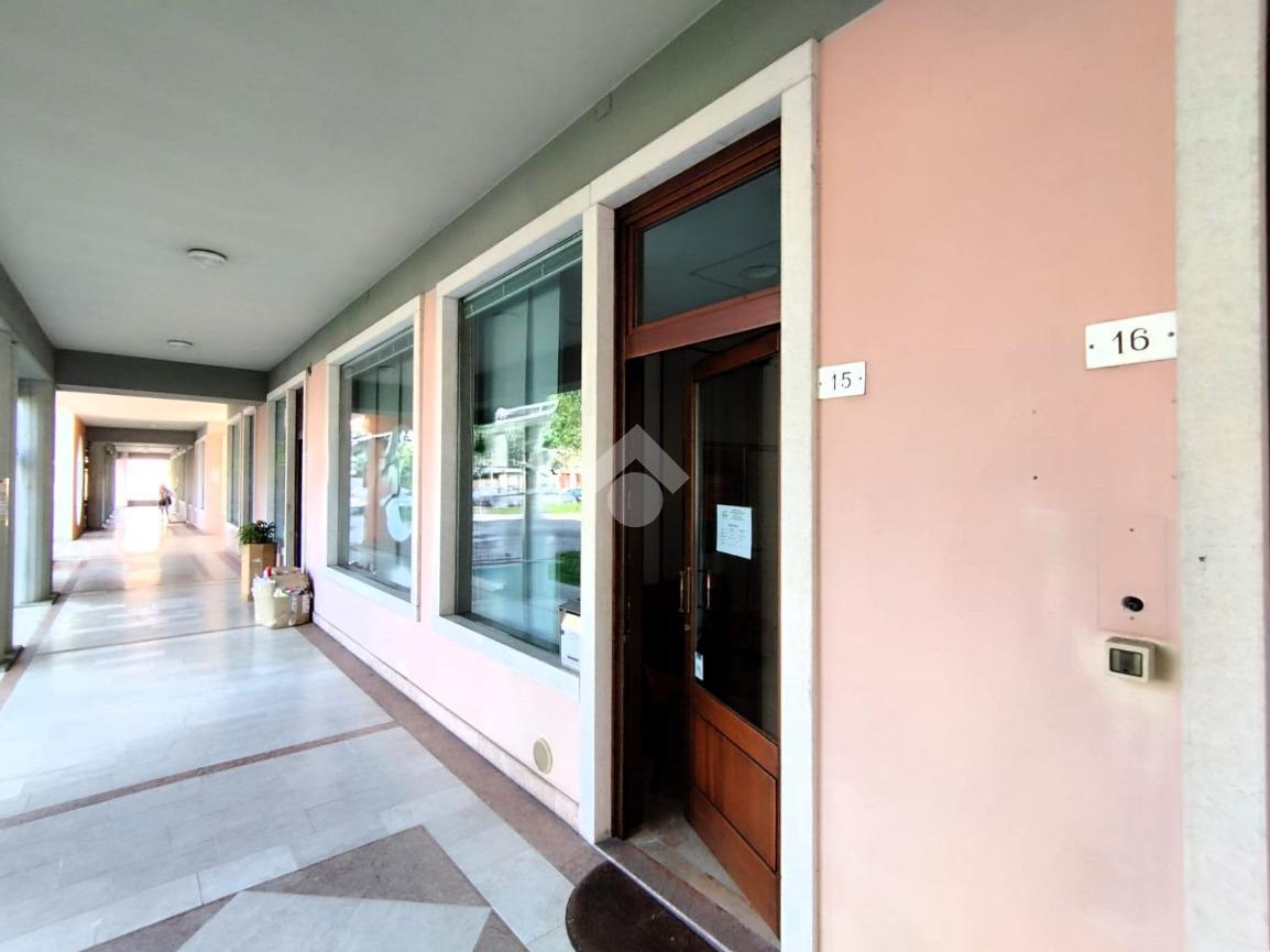 Negozio in Piazzetta Alcide De Gasperi 15, Spresiano, {3} - Foto 1