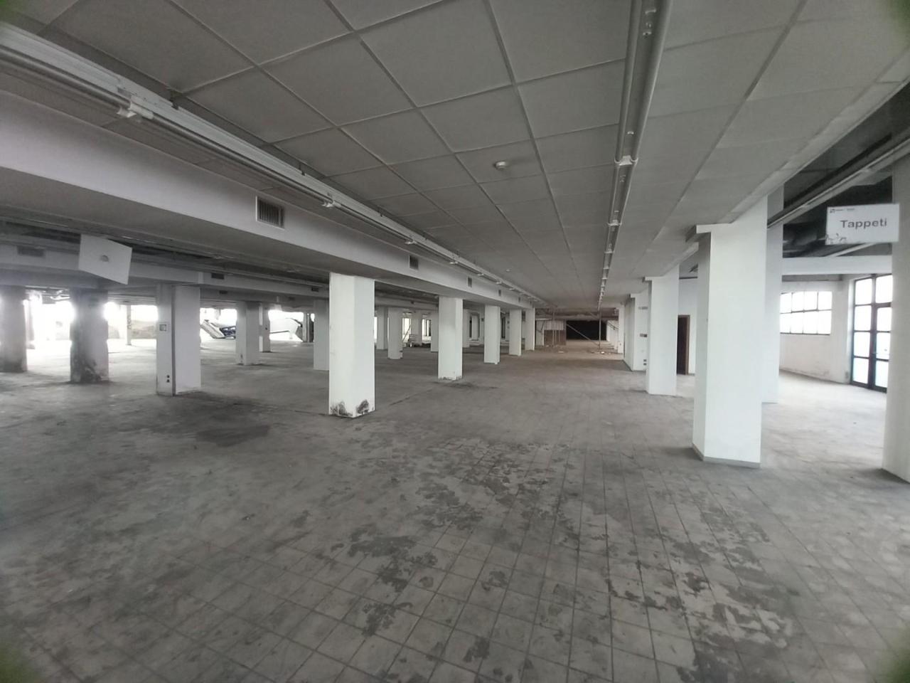 Locale commerciale in , Livorno, {3} - Foto 2
