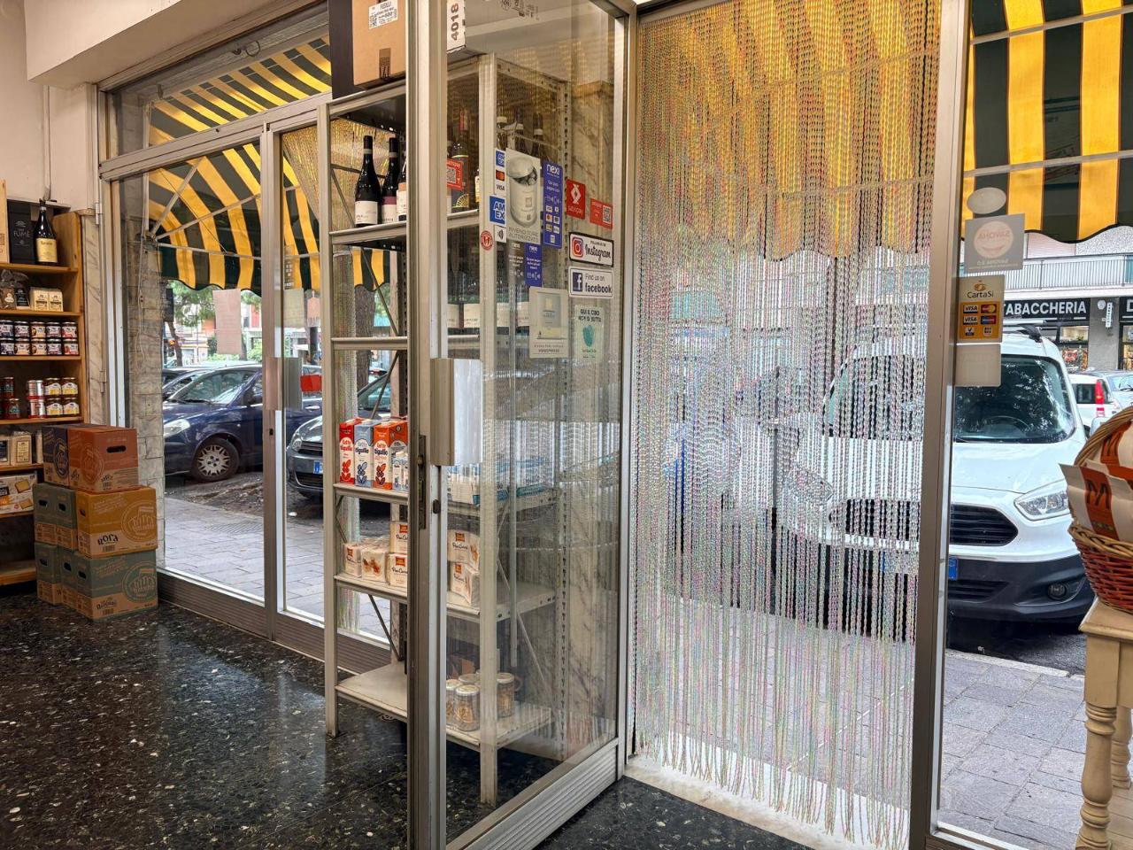 Esercizio commerciale in Corso Tardy E Benech, Savona, {3} - Foto 2