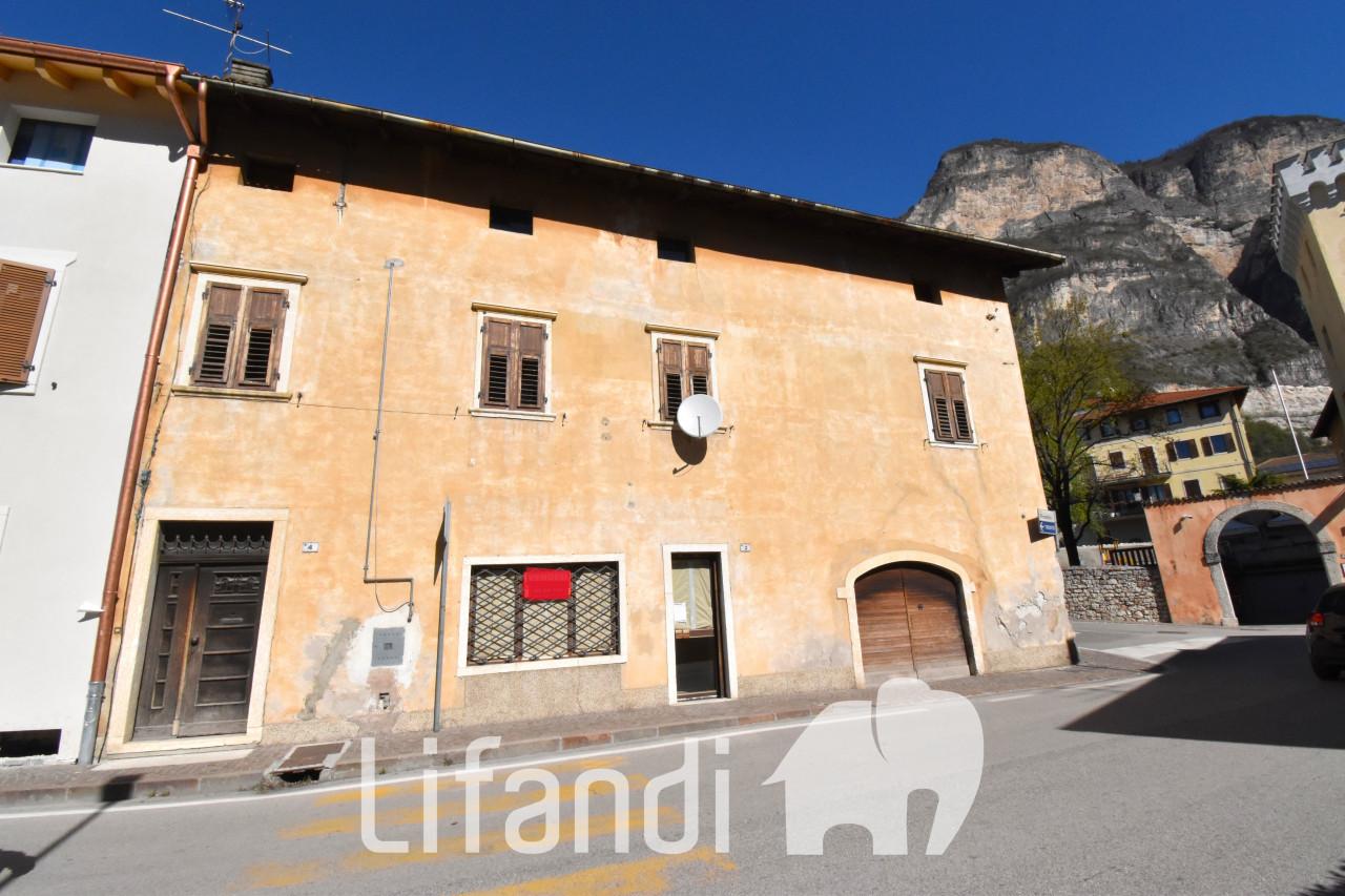 Casa indipendente in vendita a Rovere' Della Luna