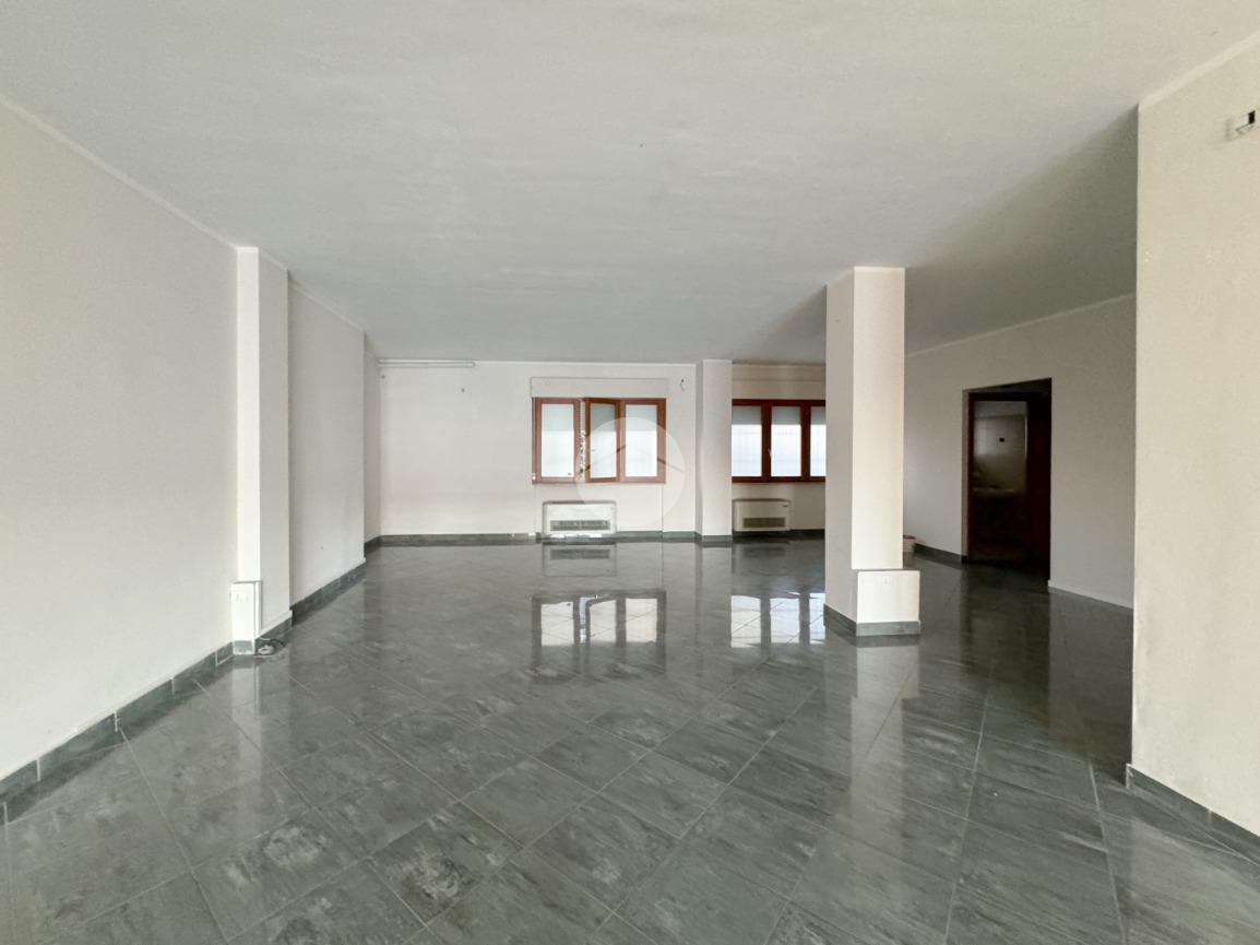 Negozio in Piazzale Artisti Castiglionesi 1, Castiglione Delle Stiviere, {3} - Foto 2