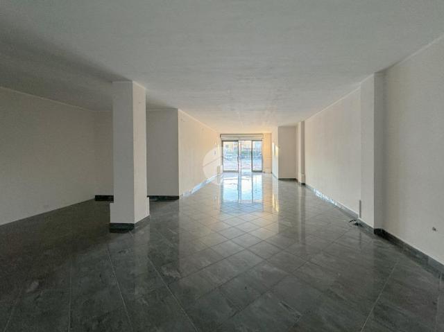 Negozio in Piazzale Artisti Castiglionesi 1, Castiglione delle Stiviere - Foto 1