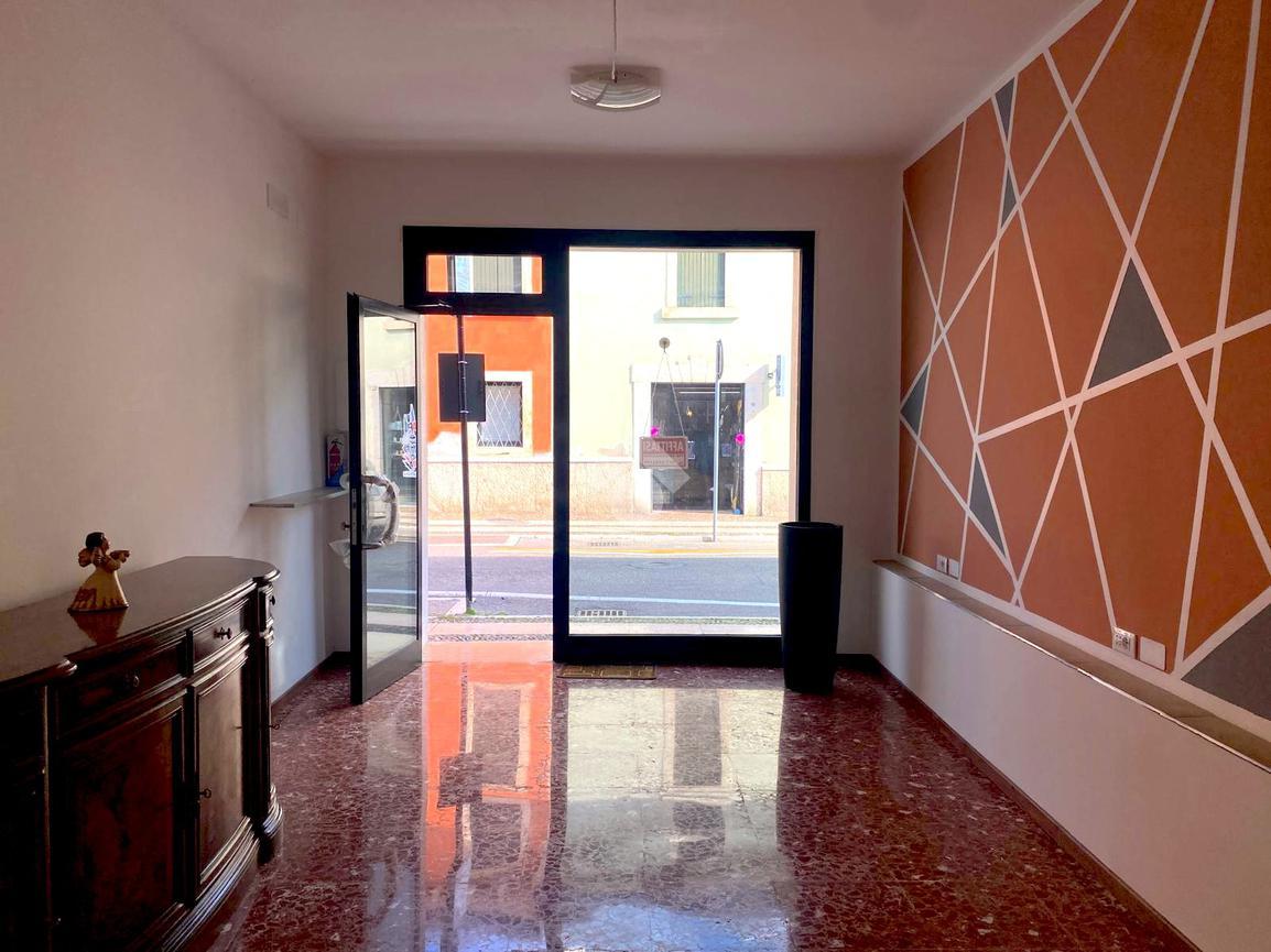 Negozio in Via Pace 89, Villafranca Di Verona, {3} - Foto 1