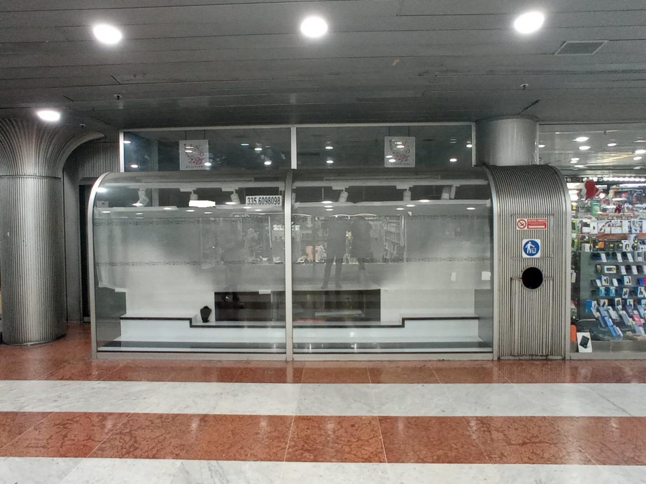 Negozio in Piazza della Stazione, Firenze, {3} - Foto 2