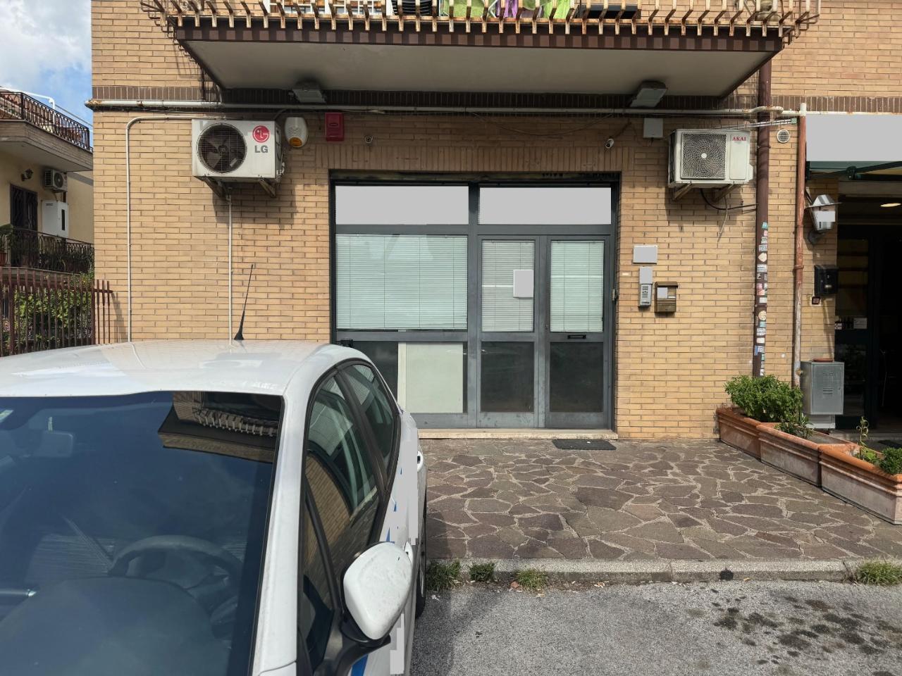 Negozio in Via del Fosso di Santa Maura 183, Roma, {3} - Foto 1