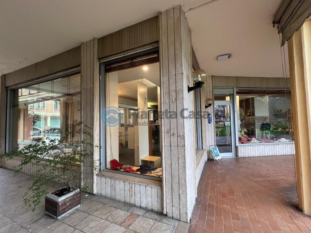 Negozio in Viale Stazione 50, Montegrotto Terme, {3} - Foto 1