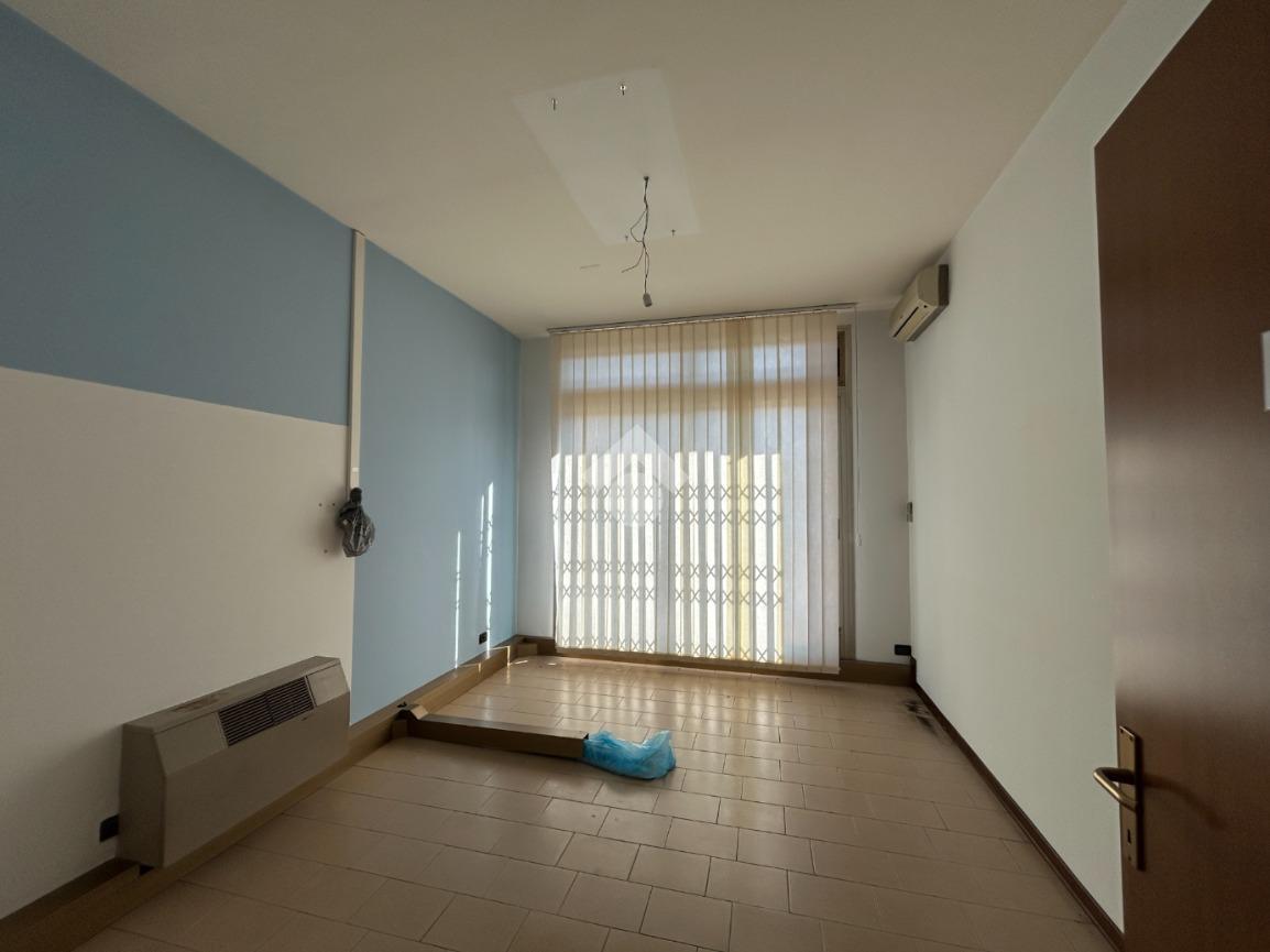 Negozio in Via Cavin dei Cavai 35, Asolo, {3} - Foto 1