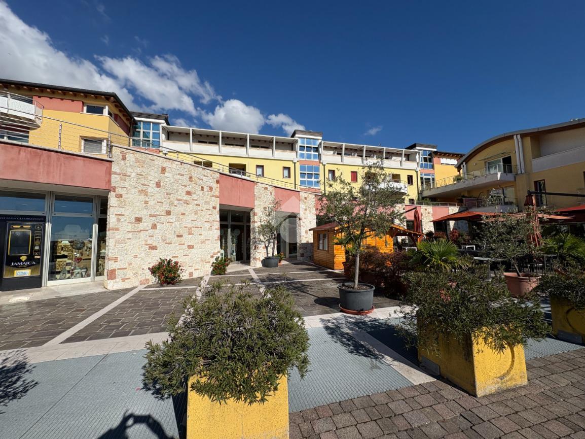 Negozio in Piazza degli Alpini 7, Borso Del Grappa, {3} - Foto 1