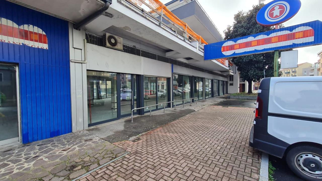 Esercizio commerciale in Via Francesco Petrarca, Buccinasco, {3} - Foto 2