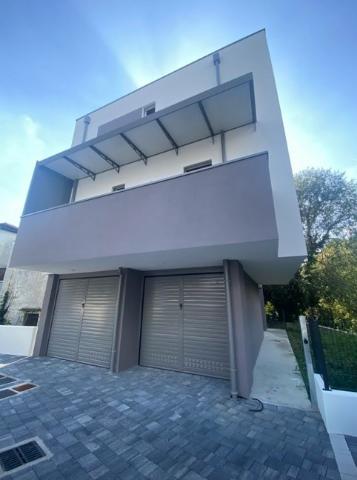 Detached house in {3}, - Photo 1