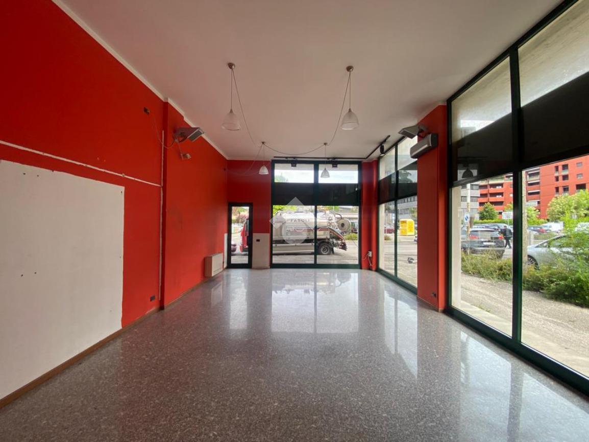 Negozio in Via Albere 33, Verona - Foto 1