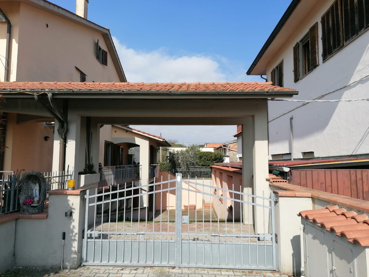 Villa bifamiliare in vendita a Prato