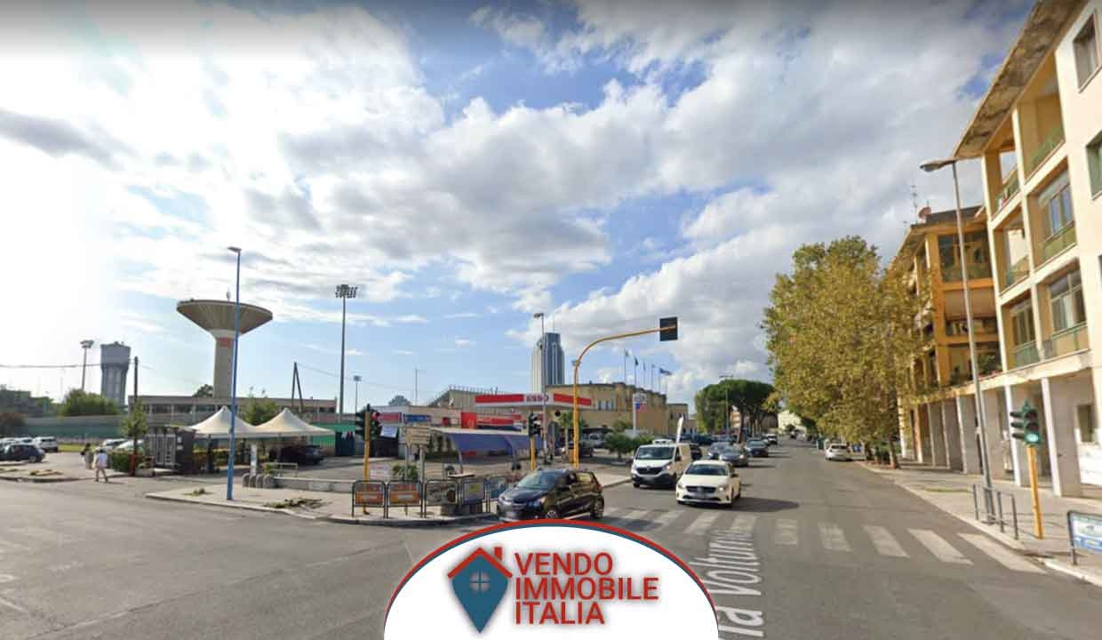 Locale commerciale in Piazzale Natale Prampolini, Latina - Foto 1