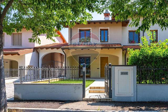 Terraced house in Via XXV Aprile, Castiglione delle Stiviere - Photo 1