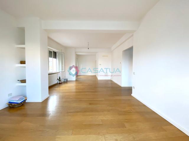 Apartament in {3}, Viale Alcide De Gasperi 35 - Photo 1