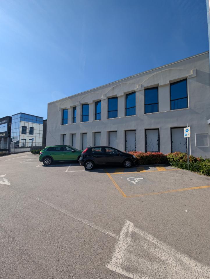 Ufficio in Thiene Via Gombe 18, Thiene, {3} - Foto 1