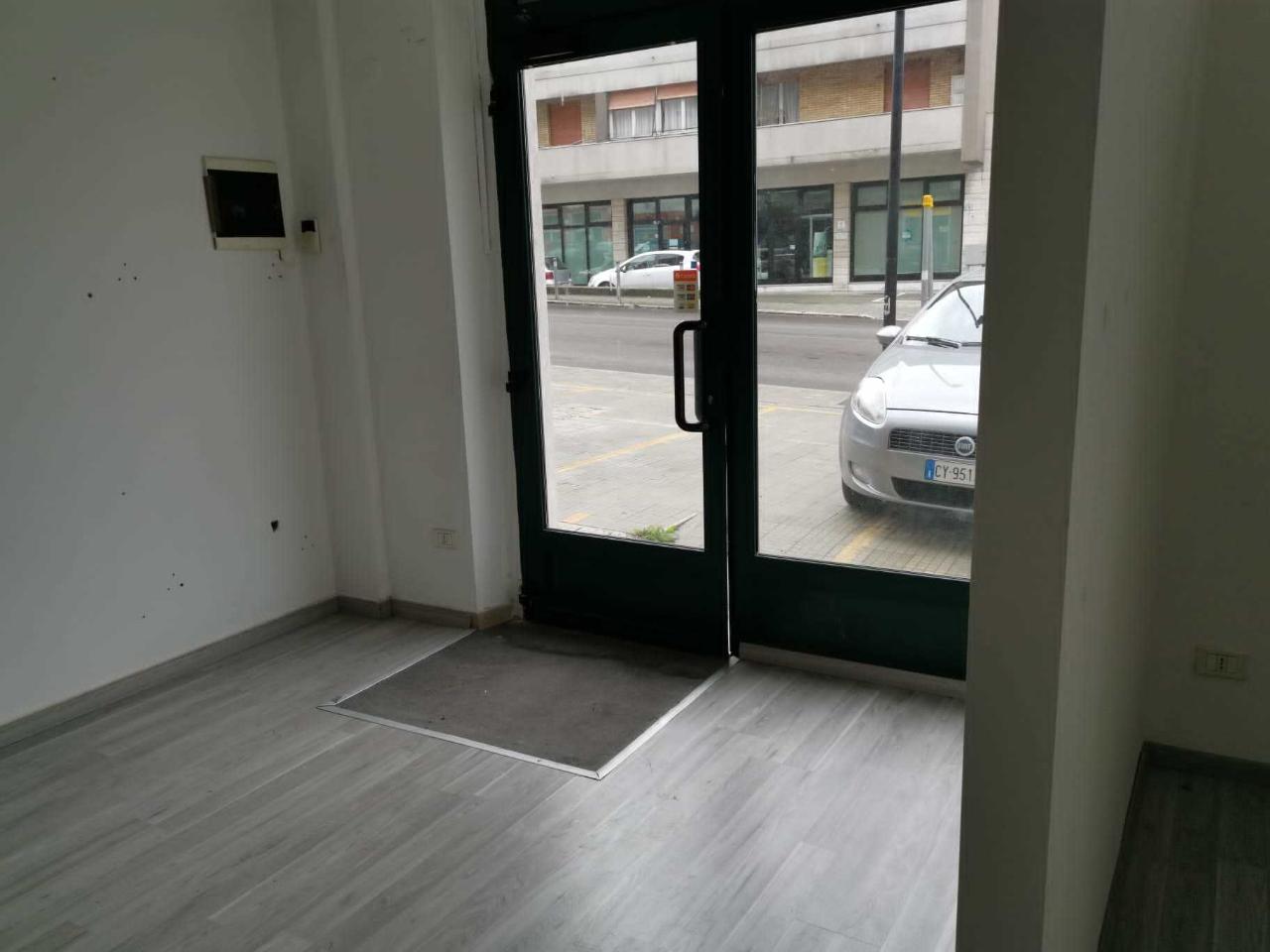 Palazzina commerciale in Via Martiri della Resistenza, Ancona, {3} - Foto 2