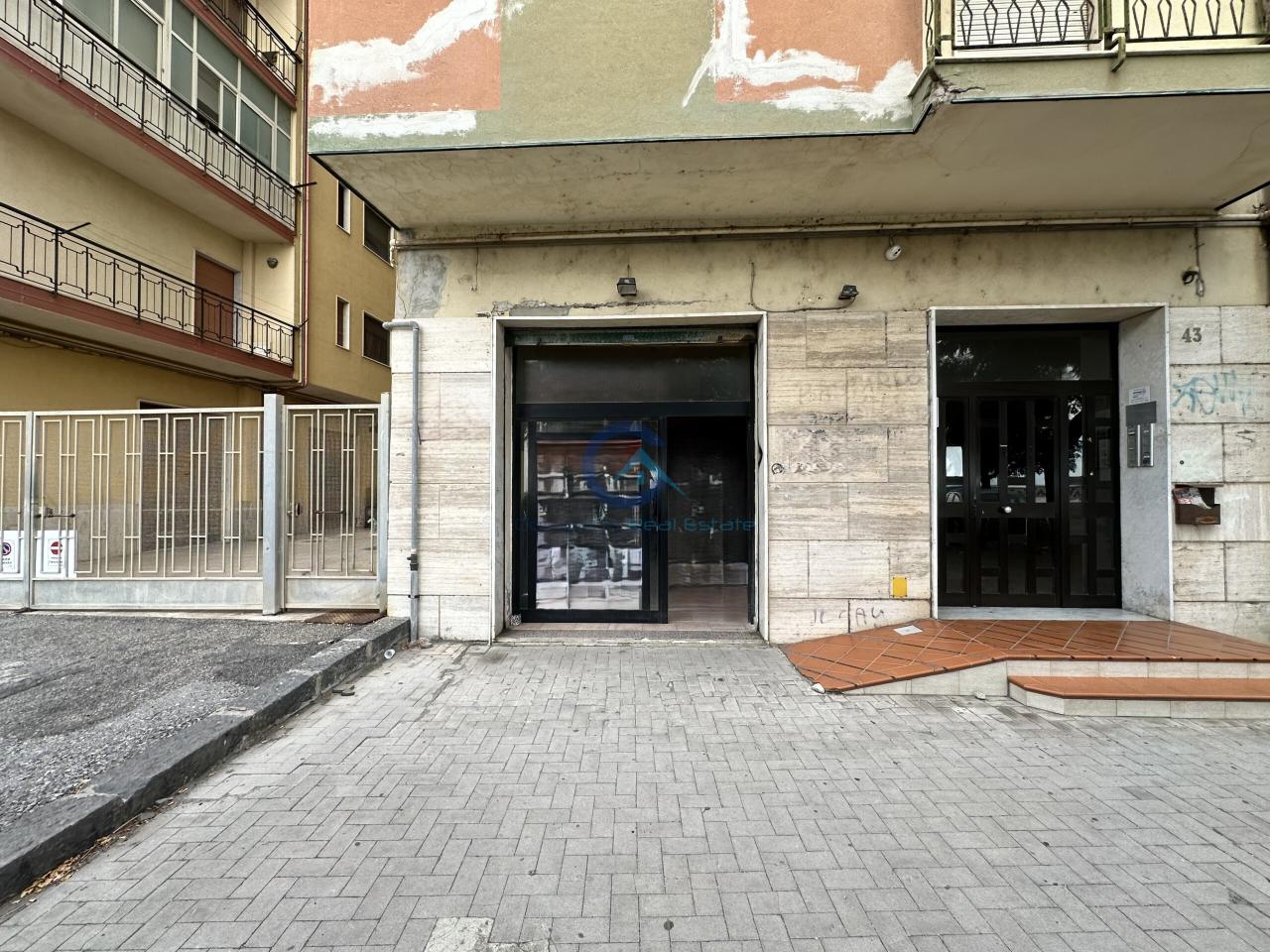 Negozio in Via Lungomare Stefano Pugliese 53, Catanzaro, {3} - Foto 2